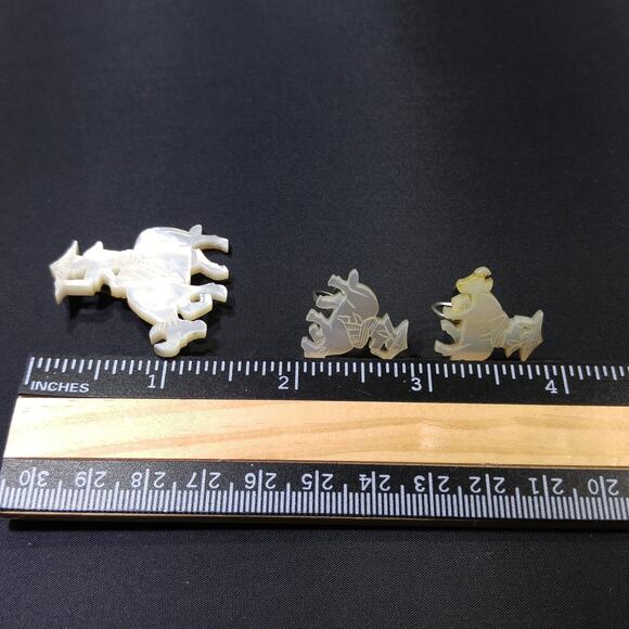 Vintage Carved Mother of Pearl Brooch & Earrings, Asian Design, 1940s - Picture 5 of 10